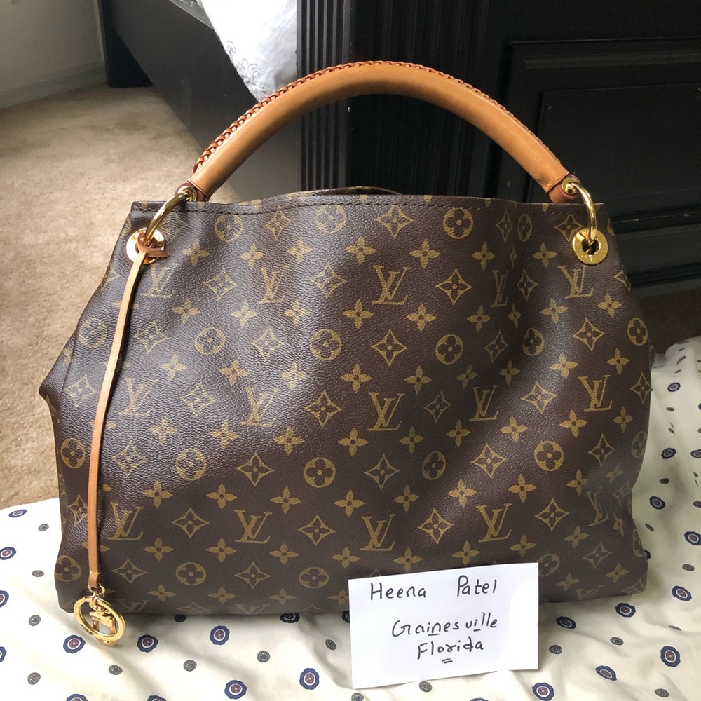 SOLD Louis Vuitton Artsy MM